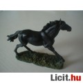 Vágtató gyönyörű fekete ló szobor