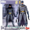 16-18cmes Batman figura - DC Essentials Rebirth Batman alap megjelenéssel kezébe adható Bataranggal,