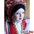 Magyar népviseletes porcelán baba