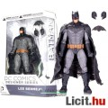 18cm-es Batman figura - Noel Batman figura Bataranggal és részletesen kidolgozott páncélszerű kosztü