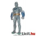 Batman figura - 10cm-es szürke Batman figura futurisztikus-maszkos megjelenéssel, mozgatható végtago